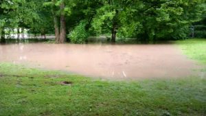 Hochwasser Schwimmbad wiese